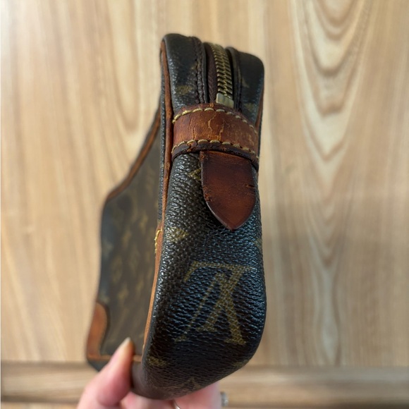 Auth Louis Vuitton Marley Dragonne PM Clutch - Picture 7 of 14